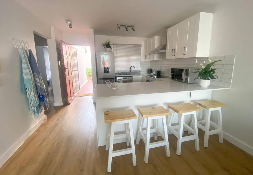 Kalk Bay Stylish 2bed With Balcony, Views & Pool 34sjt Cape Town